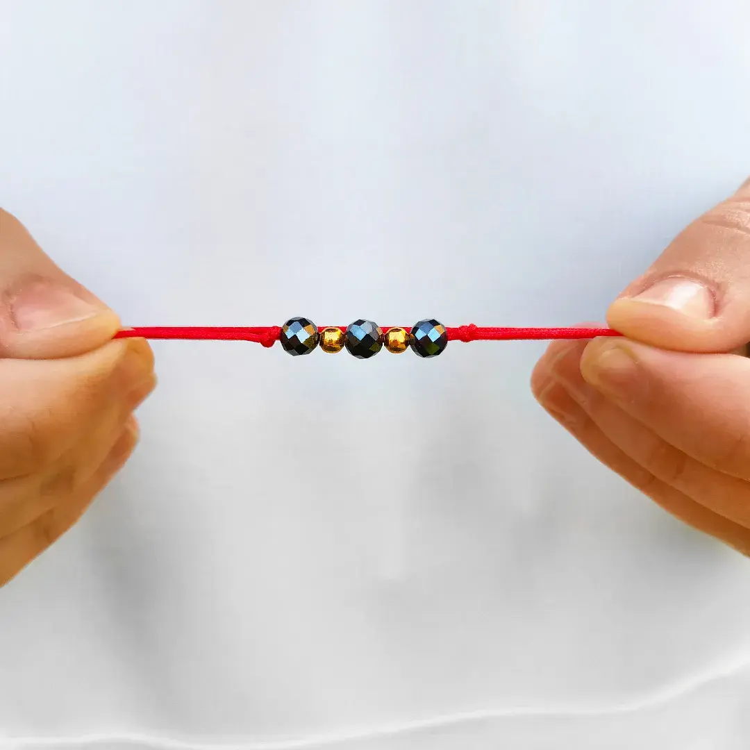 BRANSOLETKA-CZARNY-HEMATYT-NATURALNY-SZNUREK-Z-REGULACJĄ-KAMIEŃ-CZERWONA