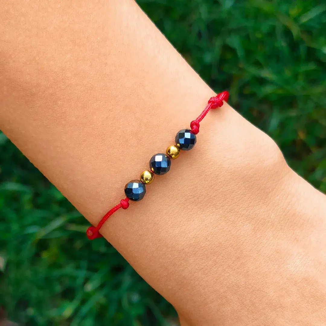 BRANSOLETKA-CZARNY-HEMATYT-NATURALNY-SZNUREK-Z-REGULACJĄ-KAMIEŃ-CZERWONA