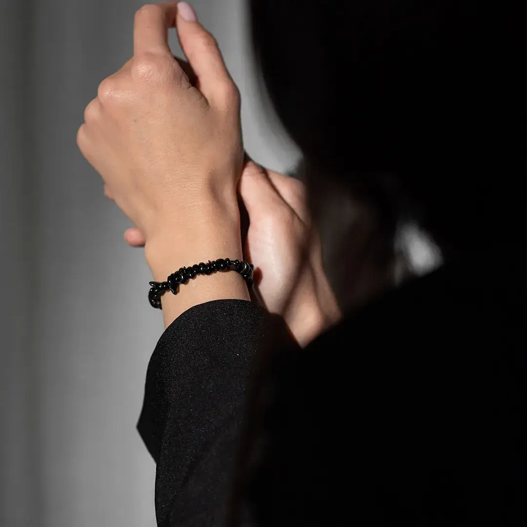 BRANSOLETKA-CZARNY-TURMALIN-NATURALNY-NA-GUMCE-Z-KAMIENI-SZCZĘŚCIA-AMULET