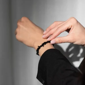 BRANSOLETKA-CZARNY-TURMALIN-NATURALNY-NA-GUMCE-Z-KAMIENI-SZCZĘŚCIA-AMULET