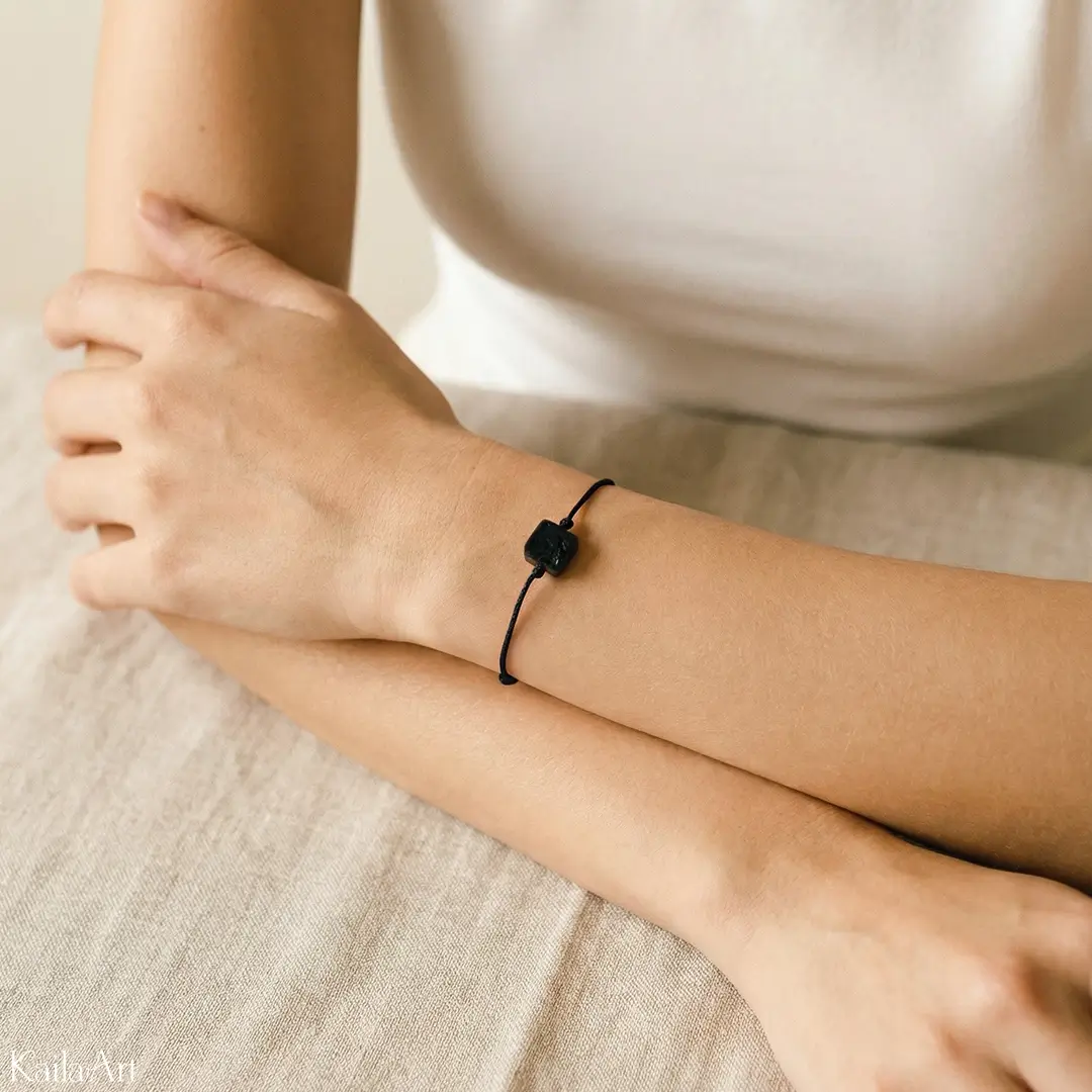 BRANSOLETKA-SZCZĘŚCIA-NATURALNY-CZARNY-TURMALIN-NA-SZNURKU-Z-REGULACJĄ