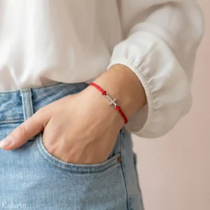 BRANSOLETKA-Z-KRZYŻYKIEM-NA-SZNURKU-DAMSKA-CZERWONA-KRZYŻYK-KRZYŻ-WIARA