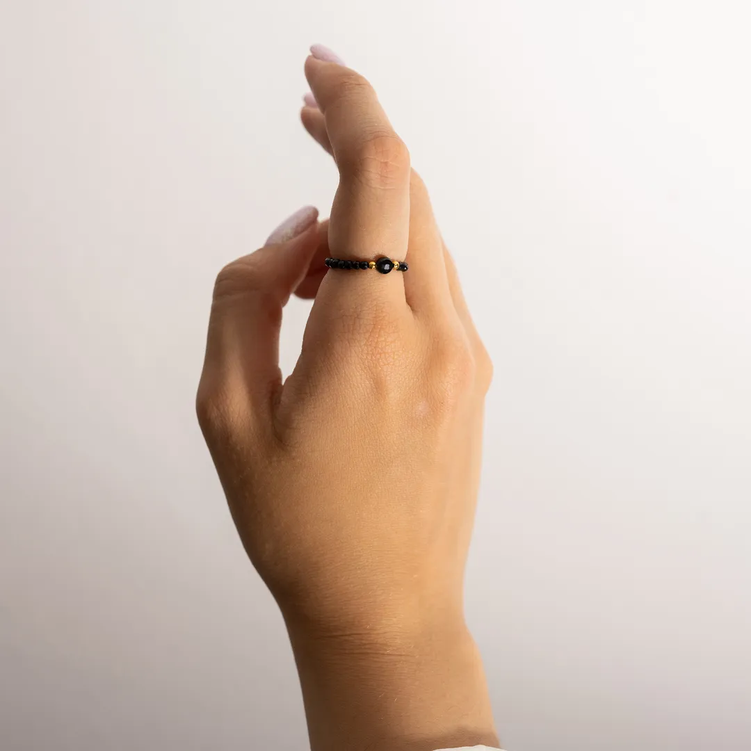 Pierścionek elastyczny czarny turmalin złoty stal 316l