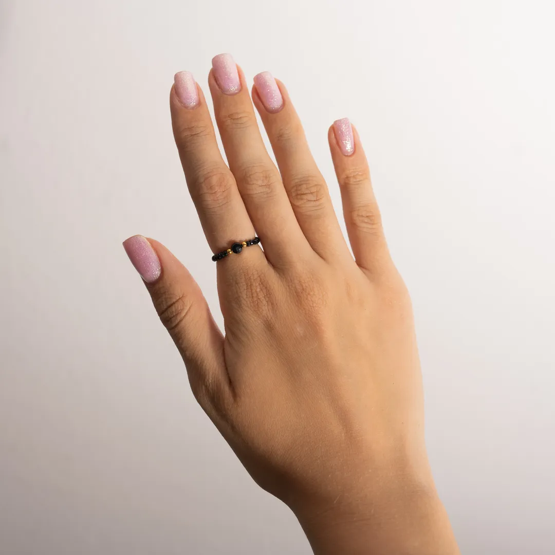 Pierścionek elastyczny czarny turmalin złoty stal 316l