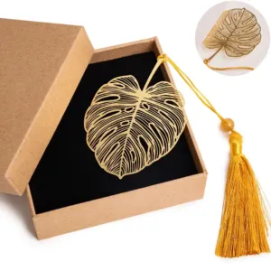 złota-zakładka-do-książki-na-prezent-liść-z-chwostem-1